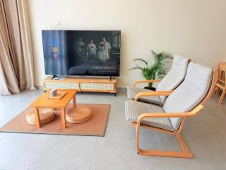 NO DEPO 75" TV Palazio studio Apartment Mt Austin Netflix - 4