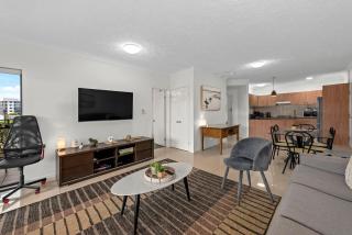 Spacious 2BR Apt with WiFi, Parking, BBQ & Balcony - 9