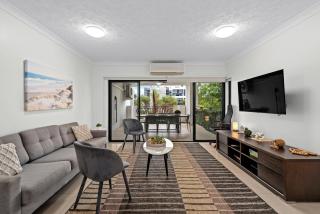 Spacious 2BR Apt with WiFi, Parking, BBQ & Balcony - 0