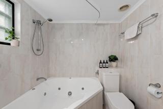 Spacious 2BR Apt with WiFi, Parking, BBQ & Balcony - 1