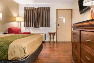 Econo Lodge Holland - Toledo - 5