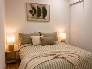 Luxury 2BR MelbCBD with a Pool, Spa & Sauna - 5 min from Tram & Train - 8