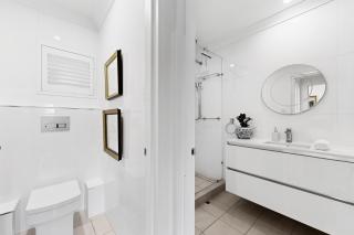 Balcony 2-Bed Apartment in Ashgrove - 5