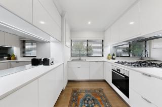 Balcony 2-Bed Apartment in Ashgrove - 7