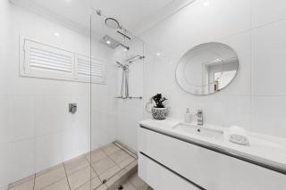 Balcony 2-Bed Apartment in Ashgrove - 4