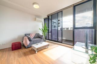 Modern Riverside Retreat near Yarra River & CBD - 5