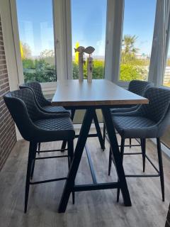 Residenz Meeresbrandung10 mit verglastem Balkon mit Meerblick , Einbauküche mit Geschirrspüler ,2 x TV,Schwimmbad, Sauna , reservierter Stellplatz , Wlan ! - 9