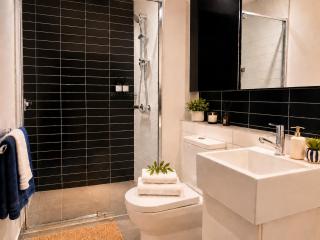 Luxury 2BR MelbCBD with a Pool, Spa & Sauna - 5 min from Tram & Train - 4