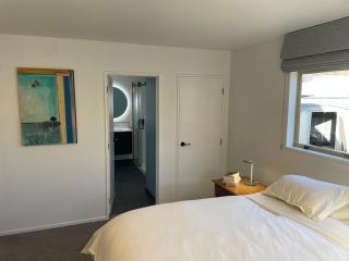 Prime location, Modern Family living - 3