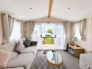 Beautiful Caravan For Hire With A Partial Sea View In Suffolk Ref 32042Az - 2