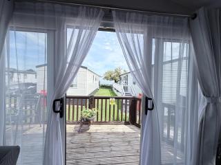Beautiful Caravan For Hire With A Partial Sea View In Suffolk Ref 32042Az - 1