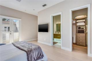 Villa Roxi, Chic 5BR Hideaway with Pool in Coconut Grove - 5