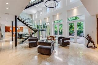 Villa Roxi, Chic 5BR Hideaway with Pool in Coconut Grove - 2
