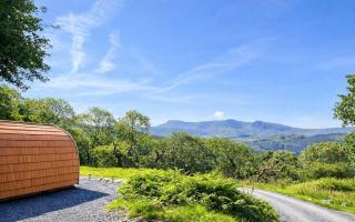 Cozy Romantic Mountain View Cabin with Hot Tub in Snowdonia - 6