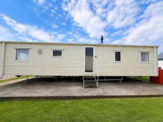 Homely caravan by the beach at Pakefield Holiday Park in Suffolk ref 68088CR - 9