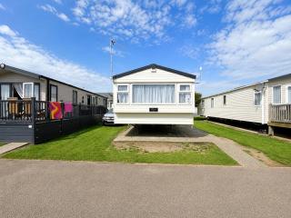 Homely caravan by the beach at Pakefield Holiday Park in Suffolk ref 68088CR - 8