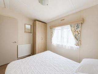 Homely caravan by the beach at Pakefield Holiday Park in Suffolk ref 68088CR - 2