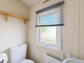 Homely caravan by the beach at Pakefield Holiday Park in Suffolk ref 68088CR - 1