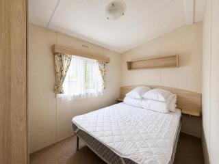 Homely caravan by the beach at Pakefield Holiday Park in Suffolk ref 68088CR - 3