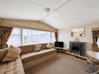 Homely caravan by the beach at Pakefield Holiday Park in Suffolk ref 68088CR - 5