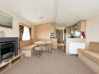 Homely caravan by the beach at Pakefield Holiday Park in Suffolk ref 68088CR - 4