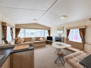 Homely caravan by the beach at Pakefield Holiday Park in Suffolk ref 68088CR - 6