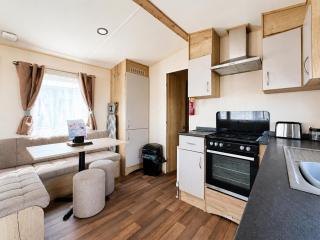 Beautiful caravan at Broadland Sands Holiday Park ref 20131BS - 6