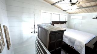 Perfect Glamping Getaway for a Relaxing Vacation with Your Loved One: Pretty Tiny House in Owensville, Missouri - 7