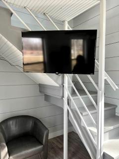 Perfect Glamping Getaway for a Relaxing Vacation with Your Loved One: Pretty Tiny House in Owensville, Missouri - 2