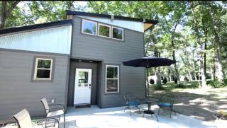 Perfect Glamping Getaway for a Relaxing Vacation with Your Loved One: Pretty Tiny House in Owensville, Missouri - 1