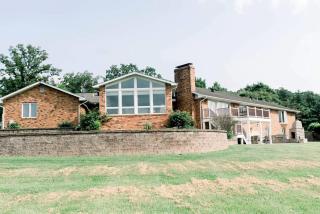 Elegant Glamping Vacation Rental in Missouri - Tranquil Getaway Suitable for 10 People near Owensville - 0