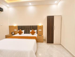 Hotel The Vrindawan Inn - Parking and Restaurant Facilities # Air Conditioning Room Ayodhya - 6