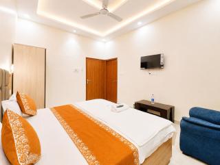Hotel The Vrindawan Inn - Parking and Restaurant Facilities # Air Conditioning Room Ayodhya - 4