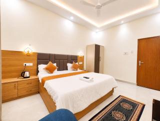 Hotel The Vrindawan Inn - Parking and Restaurant Facilities # Air Conditioning Room Ayodhya - 3