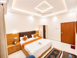 Hotel The Vrindawan Inn - Parking and Restaurant Facilities # Air Conditioning Room Ayodhya - 7