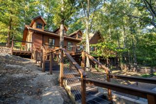 Enchanting Woodland Cabin Escape with Creekside Views near Lake Hamilton Arkansas - 0