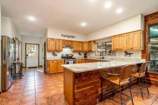 Enchanting Woodland Cabin Escape with Creekside Views near Lake Hamilton Arkansas - 6