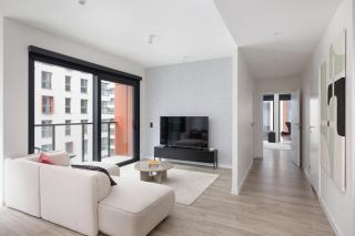 2-Bedroom Specious Apartment with Gym near Metro Rondo Daszyńskiego - 1