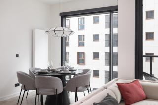 2-Bedroom Specious Apartment with Gym near Metro Rondo Daszyńskiego - 7
