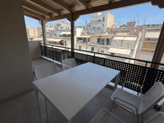 Top Floor Apt - 5 min to Metro, 5 min to Sea - 9