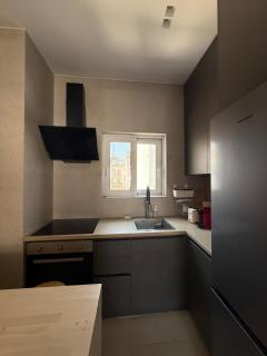 Top Floor Apt - 5 min to Metro, 5 min to Sea - 1