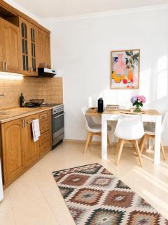 Compact Studio with Sunset View - sleeps 3 - 8