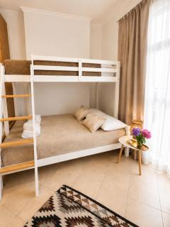 Compact Studio with Sunset View - sleeps 3 - 7