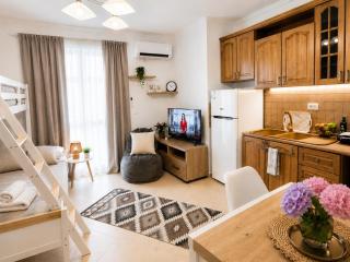 Compact Studio with Sunset View - sleeps 3 - 6