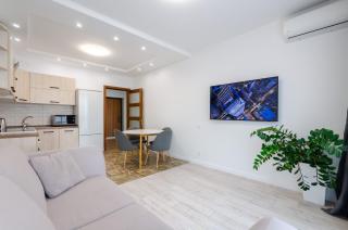 7-27 Kvartet, Vasyl Lypkivskyi 16g, Kyiv, railway station, metro nearby, panoramic city view, Petrovdom Apartment - 4