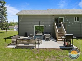 Lake Geneva Family House Pool Table Fireplace and Sleeps 10 - 3