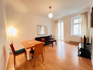 BerlinLux Apartment Mitte nahe Alexanderplatz mit mehreren Schlafzimmern und Balkonen - 0