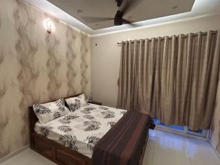 Runway & Lake Views! Luxury StudioApt Near Airport - 5