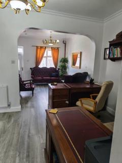 Spacious 3 Bedroom House Near City Centre - 8