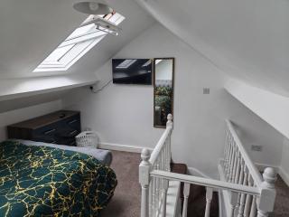 Spacious 3 Bedroom House Near City Centre - 4